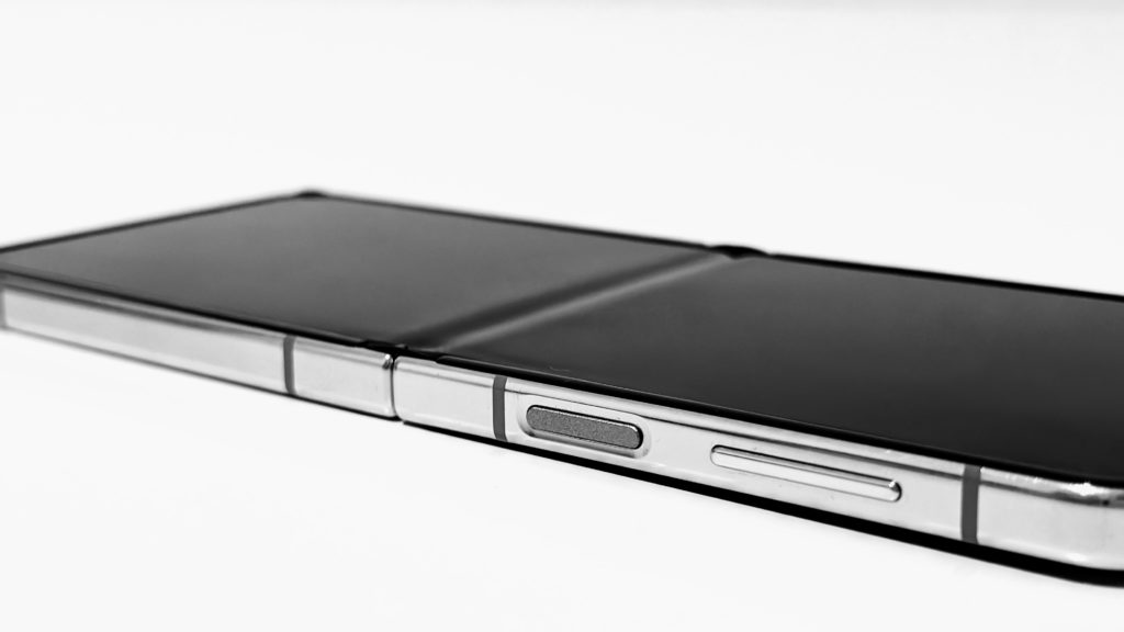 TEST – Samsung Z Flip 5, un étrange format "pratique"