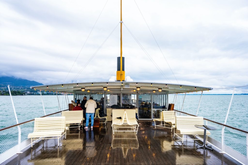 Jouer sous une pluie battante et sur le lac, nous l’avons fait