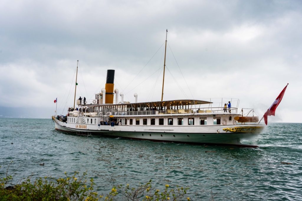 Jouer sous une pluie battante et sur le lac, nous l’avons fait