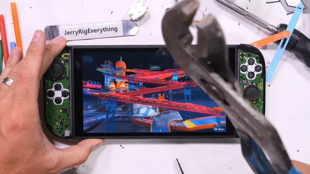 Nintendo Switch 2, un écran ultra résistant qui casse après 50 coups de marteau